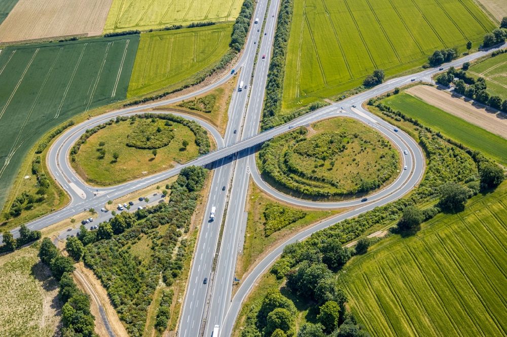 Aerial photograph Werl - Routing and traffic lanes during the highway exit and access the motorway A 44 Werl-Sued in the district Westoennen in Werl in the state North Rhine-Westphalia, Germany