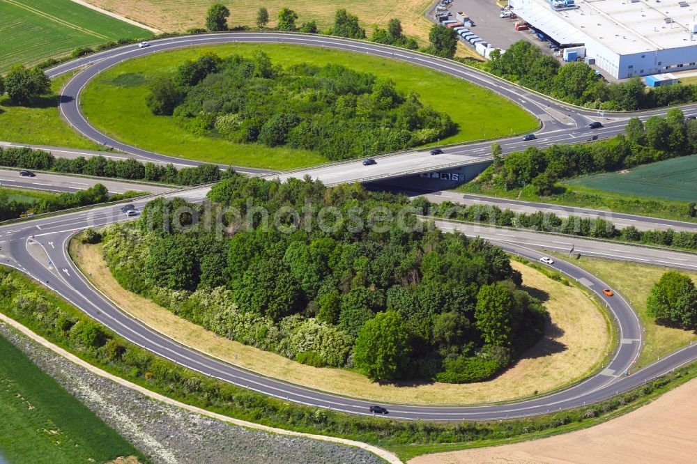 Wölfersheim from the bird's eye view: Routing and traffic lanes during the highway exit and access the motorway A 45 in Woelfersheim in the state Hesse, Germany