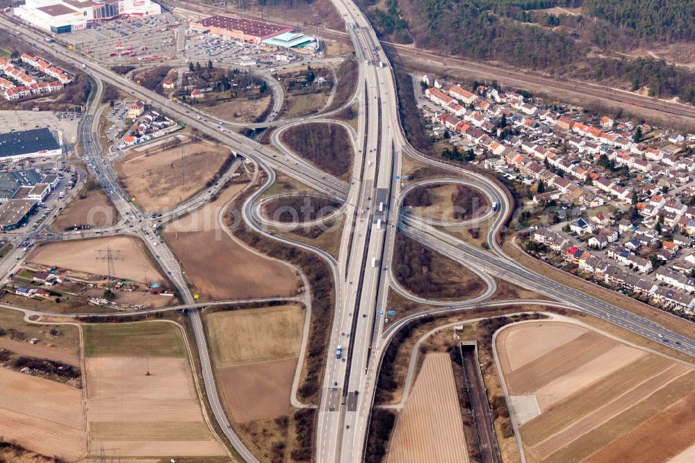 Aerial image Schwetzingen - Routing and traffic lanes during the highway exit and access the motorway A 6 to the B36 in Schwetzingen in the state Baden-Wurttemberg, Germany