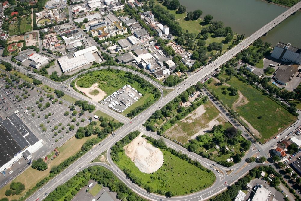 Aerial image Wiesbaden Schierstein Biebrich - Junction with branching in the Aeppelallee. The course of the federal highwayBAB 643 runs along the industrial and commercial areas of the city parts Schierstein and Biebrich Wiesbaden in Hesse