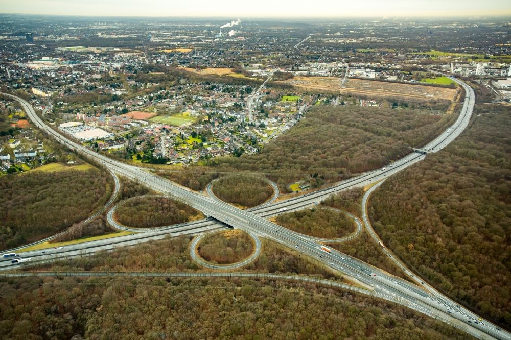 Aerial image Oberhausen - Motorway interchange departure of the AD of the autobahn A2, A3, E34 and the federal highway B516 in the district the Sterkrade north in Upper House in the federal state North Rhine-Westphalia