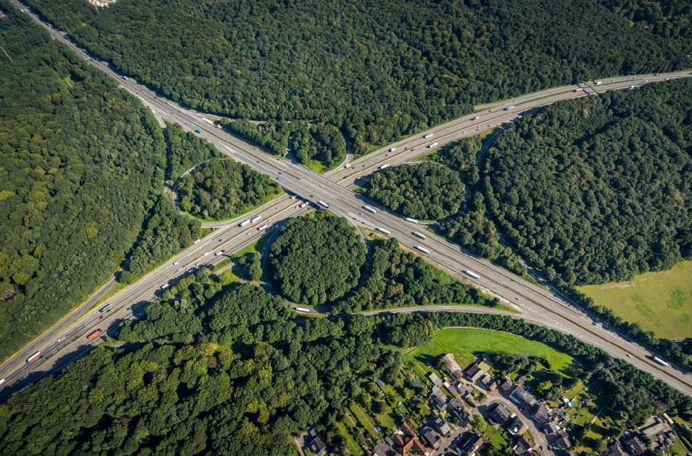 Aerial photograph Oberhausen - Motorway interchange departure of the AD of the autobahn A2, A3, E34 and the federal highway B516 in the district the Sterkrade north in Upper House in the federal state North Rhine-Westphalia