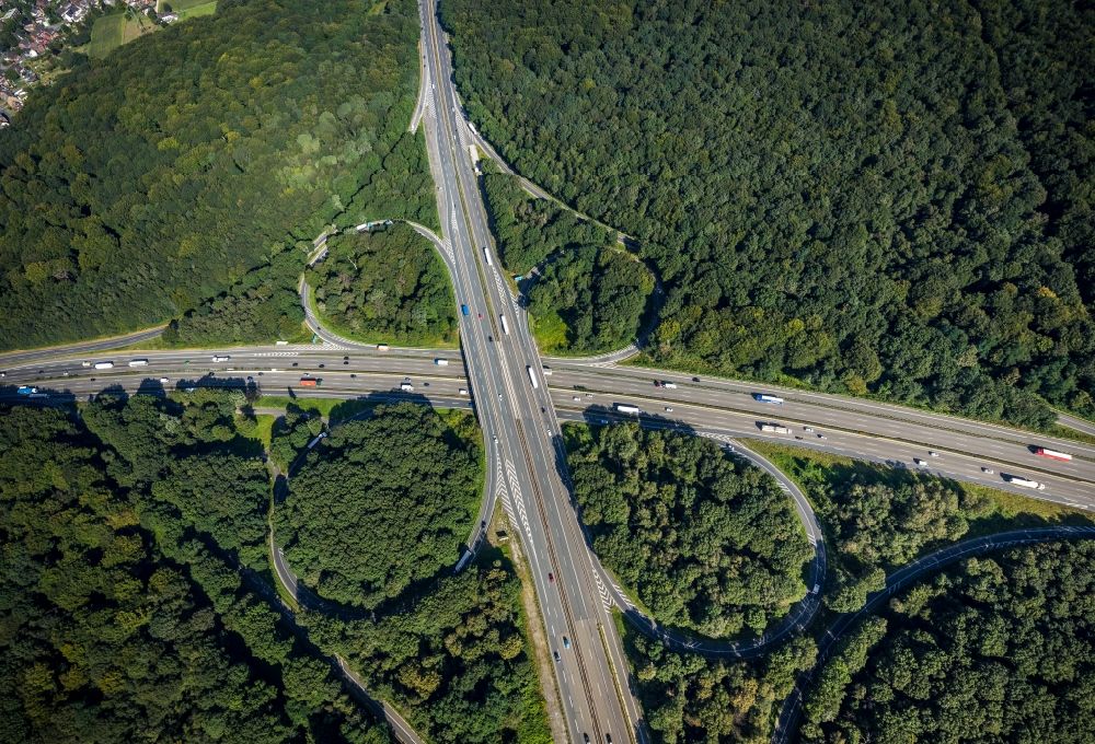 Oberhausen from the bird's eye view: Motorway interchange departure of the AD of the autobahn A2, A3, E34 and the federal highway B516 in the district the Sterkrade north in Upper House in the federal state North Rhine-Westphalia