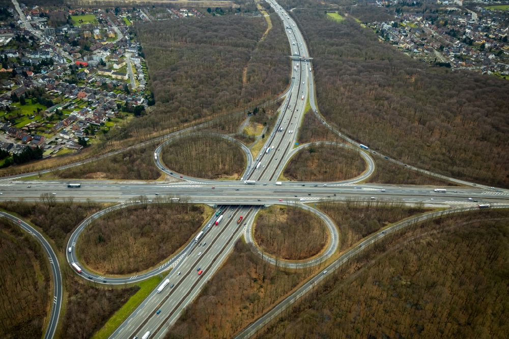 Oberhausen from the bird's eye view: Motorway interchange departure of the AD of the autobahn A2, A3, E34 and the federal highway B516 in the district the Sterkrade north in Upper House in the federal state North Rhine-Westphalia
