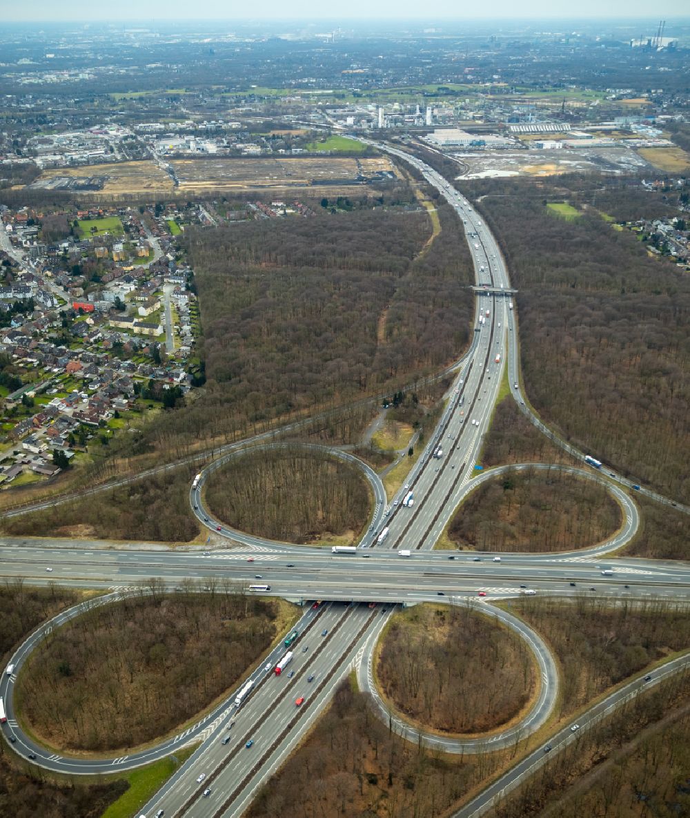 Aerial image Oberhausen - Motorway interchange departure of the AD of the autobahn A2, A3, E34 and the federal highway B516 in the district the Sterkrade north in Upper House in the federal state North Rhine-Westphalia