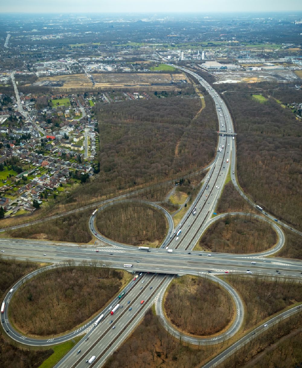 Oberhausen from above - Motorway interchange departure of the AD of the autobahn A2, A3, E34 and the federal highway B516 in the district the Sterkrade north in Upper House in the federal state North Rhine-Westphalia
