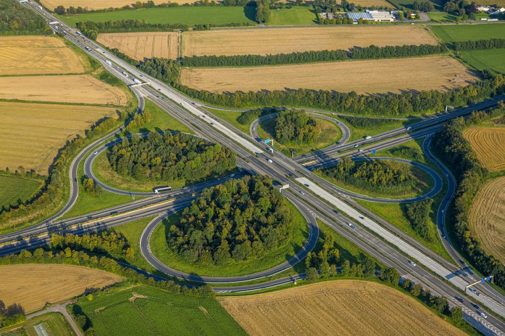 Aerial photograph Werl - Traffic flow at the intersection- motorway A44 - BAB 445 in form of cloverleaf in Werl at Ruhrgebiet in the state North Rhine-Westphalia, Germany