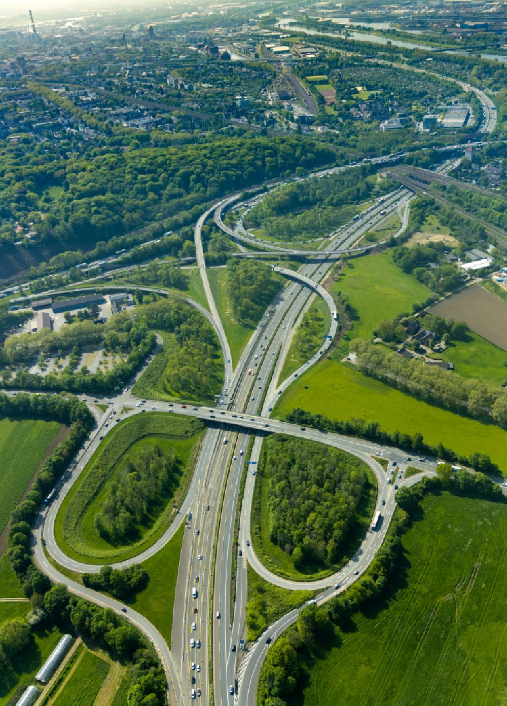 Duisburg from the bird's eye view: Traffic flow at the intersection- motorway A 3 Kaiserberg in Duisburg at Ruhrgebiet in the state North Rhine-Westphalia, Germany