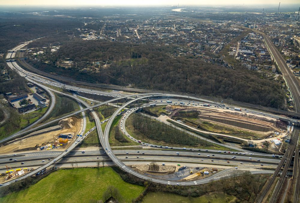 Aerial photograph Duisburg - traffic flow at the intersection- motorway A 3 Kaiserberg in Duisburg at Ruhrgebiet in the state North Rhine-Westphalia, Germany