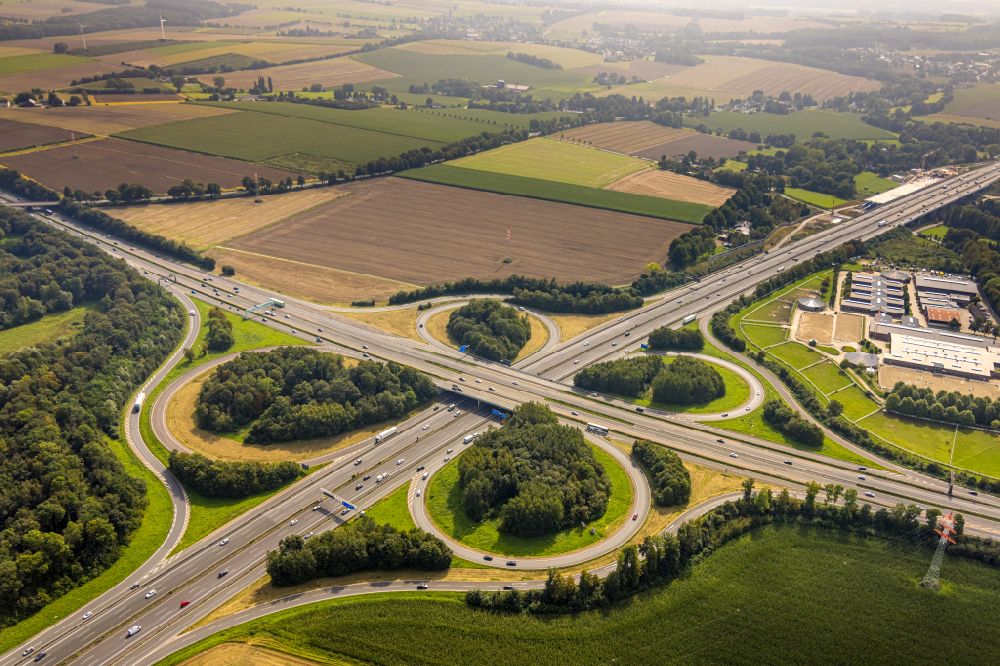 Unna from the bird's eye view: Traffic flow at the intersection- motorway A4 - A1 Kreuz Dortmund/Unna in the district Hemmerde in Unna at Ruhrgebiet in the state North Rhine-Westphalia, Germany