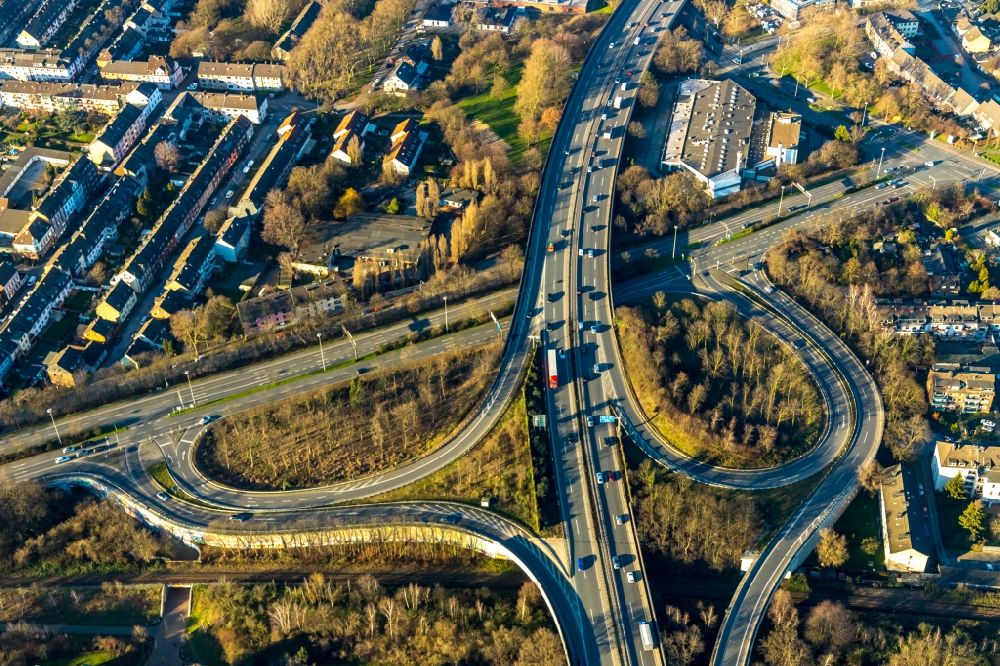 Duisburg from the bird's eye view: Traffic flow at the intersection- motorway A 42 59 Kreuz Duisburg-Nord in the district Obermeiderich in Duisburg in the state North Rhine-Westphalia, Germany
