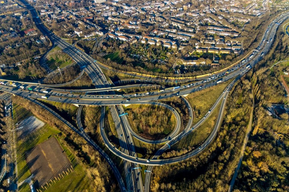 Aerial image Duisburg - Traffic flow at the intersection- motorway A 42 59 Kreuz Duisburg-Nord in the district Obermeiderich in Duisburg in the state North Rhine-Westphalia, Germany