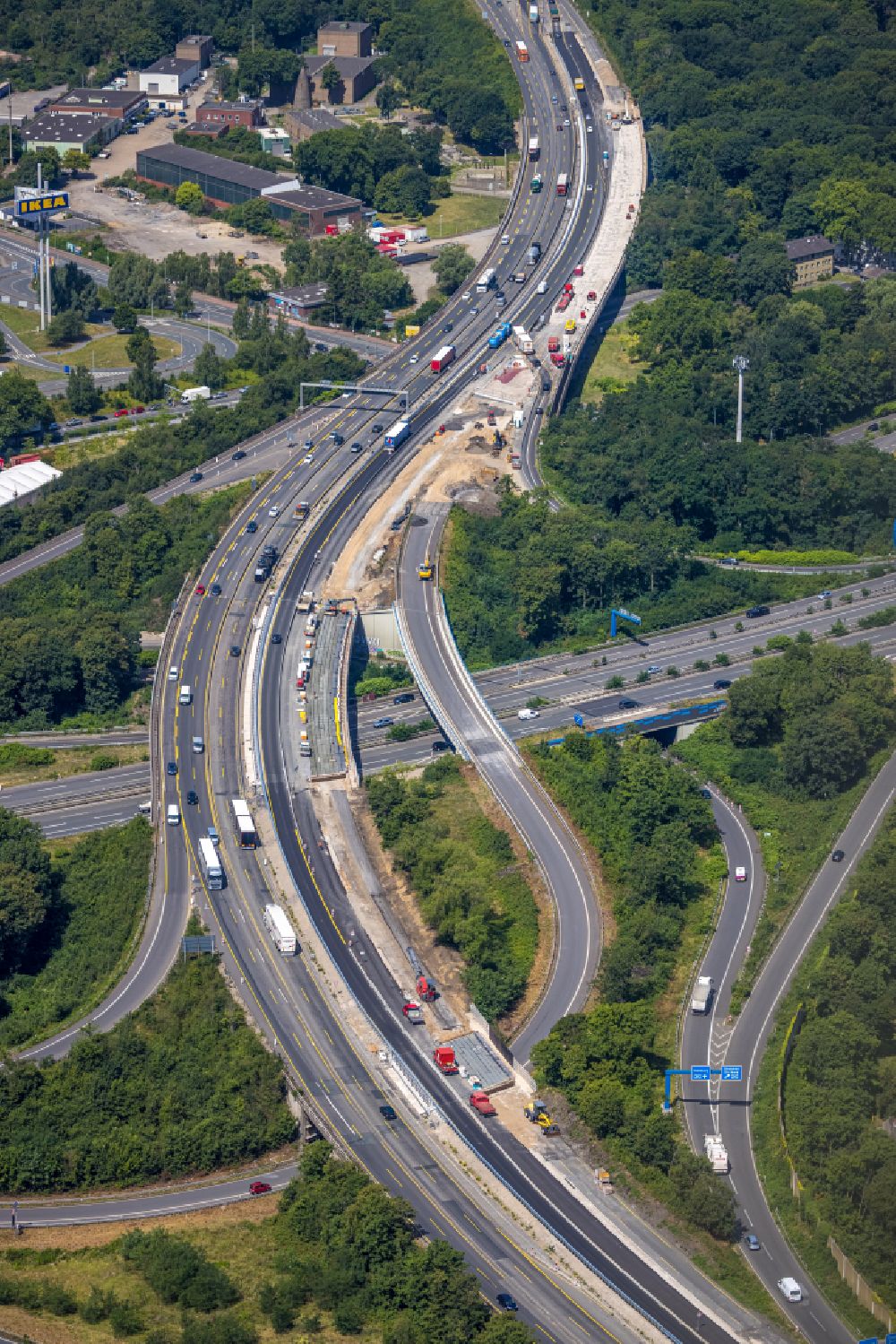 Aerial photograph Duisburg - Traffic flow at the intersection- motorway A 42 Kreuz Duisburg-Nord in the district Obermeiderich in Duisburg in the state North Rhine-Westphalia, Germany