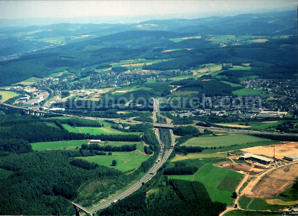 Aerial photograph Gerlingen - Traffic flow at the intersection- motorway A45 Kreuz Olpe-Sued in form of cloverleaf in Gerlingen Sauerland in the state North Rhine-Westphalia, Germany