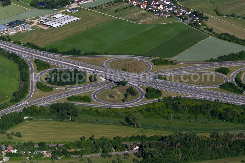 Aerial photograph Singen (Hohentwiel) - Traffic flow at the intersection- motorway A81 Kreuz Singen in form of cloverleaf in Singen (Hohentwiel) in the state Baden-Wuerttemberg, Germany