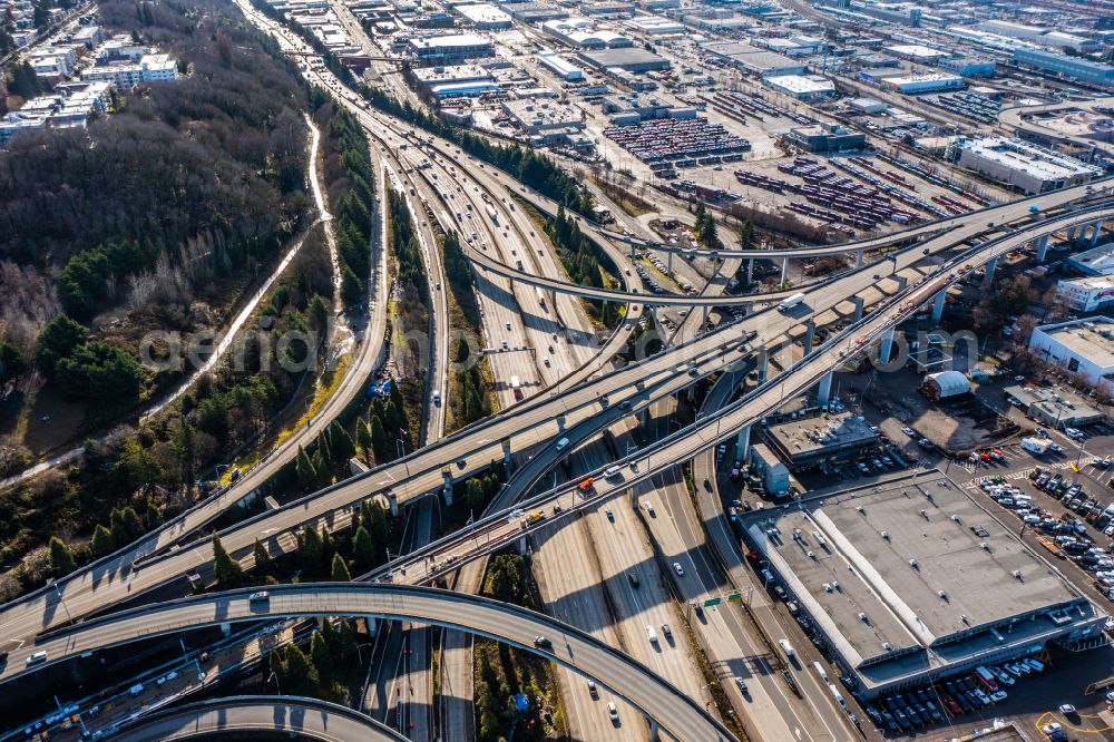 Seattle from the bird's eye view: Traffic flow at the intersection- motorway Highway 5 in Seattle in Washington, United States of America