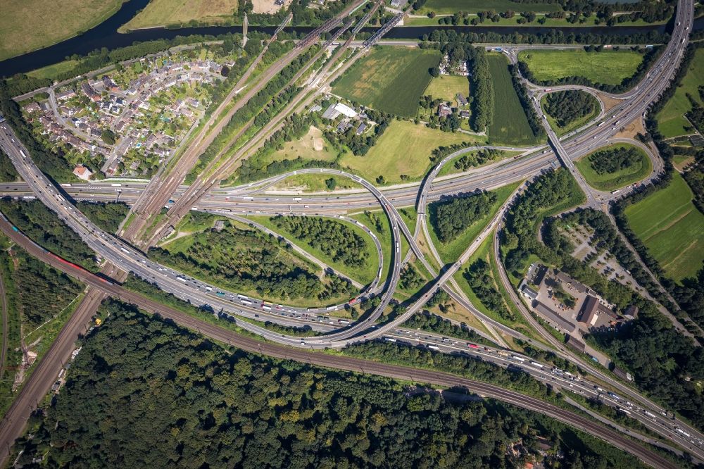 Duisburg from the bird's eye view: View of the motorway junction Kaiserberg in Duisburg in the state North Rhine-Westphalia
