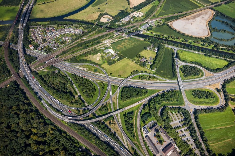 Aerial photograph Duisburg - View of the motorway junction Kaiserberg in Duisburg in the state North Rhine-Westphalia