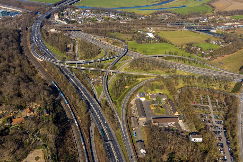 Aerial photograph Duisburg - view of the motorway junction Kaiserberg in Duisburg at Ruhrgebiet in the state North Rhine-Westphalia