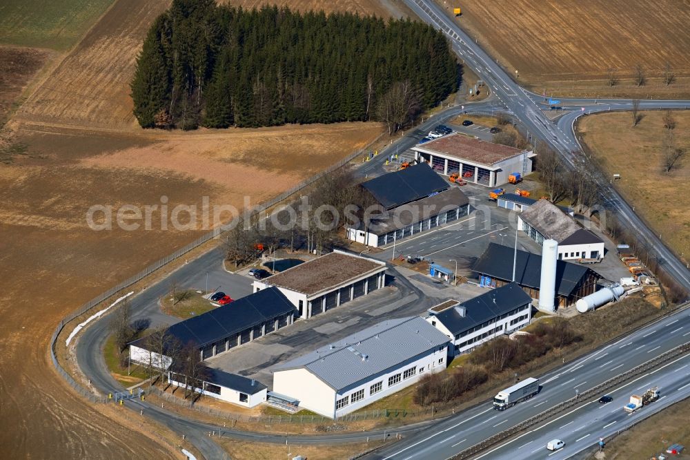 Münchberg from the bird's eye view: Autobahn maintenance office at the exit and access point of the Autobahn junction of the BAB A9 Muencheberg-Nord in Muenchberg in the state Bavaria, Germany