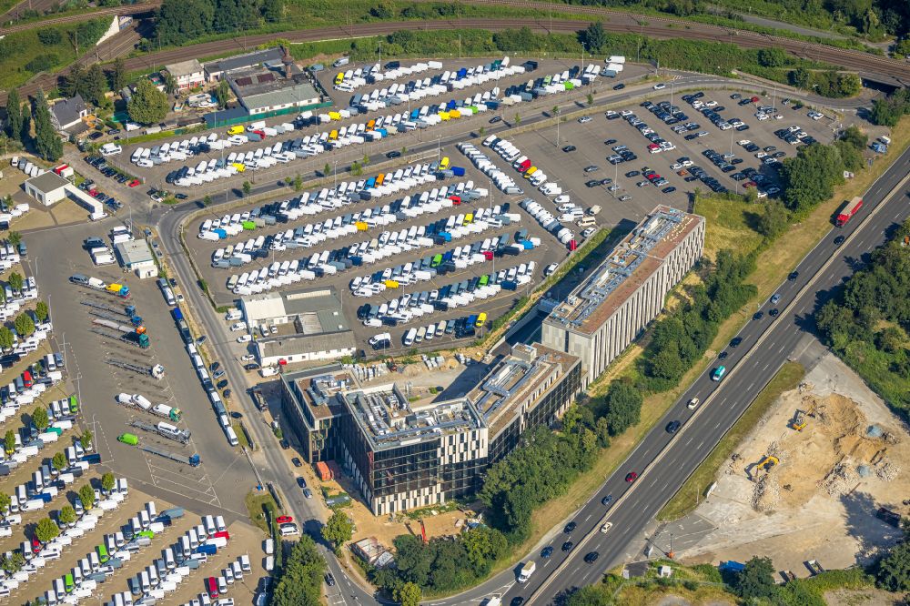 Düsseldorf from the bird's eye view: Car dealership building Dein Autoankauf Duesseldorf with parked delivery vans in the parking space in Duesseldorf in the state North Rhine-Westphalia