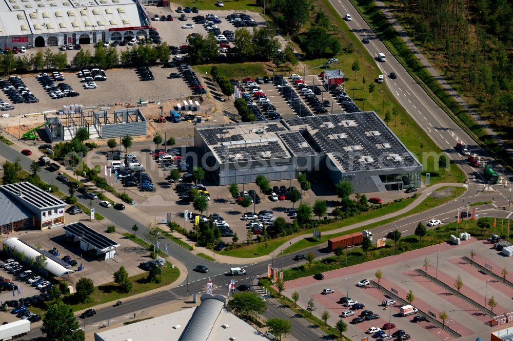 Aerial photograph Roth - Car dealership building of the used car dealer Feser, Graf & Co. Automobil Holding GmbH overlooking the construction site a new building in the Kupferschmiedstrasse in Roth in the state Bavaria, Germany