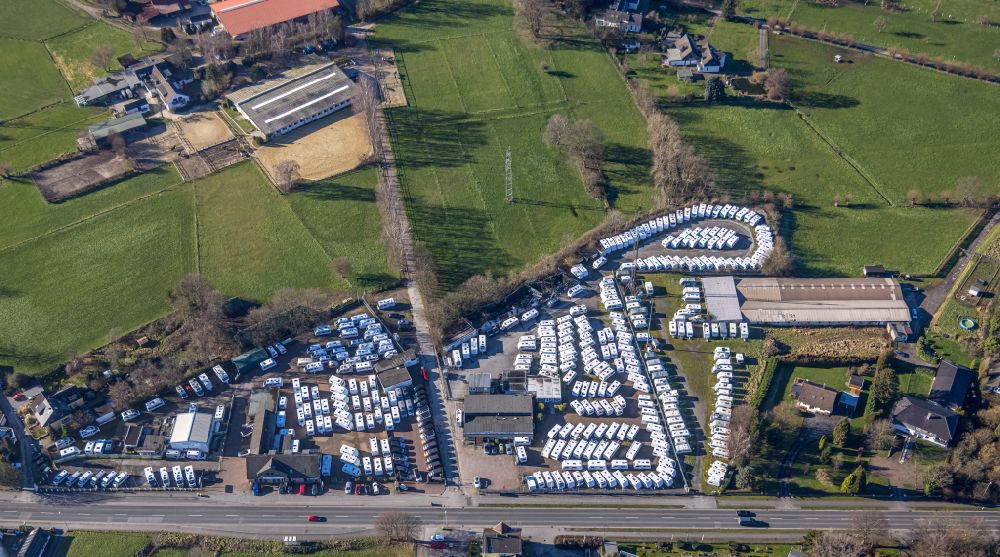 Aerial photograph Mülheim an der Ruhr - Car dealership building of a car dealership for campers on Koelner Strasse in Muelheim on the Ruhr in the state North Rhine-Westphalia, Germany
