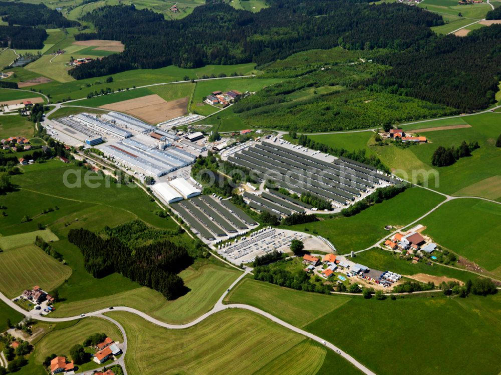 Aerial photograph Jandelsbrunn - Vehicle trade building and parking areas of the recreational vehicle manufacturer Knaus Tabbert AG in Jandelsbrunn in the state Bavaria, Germany