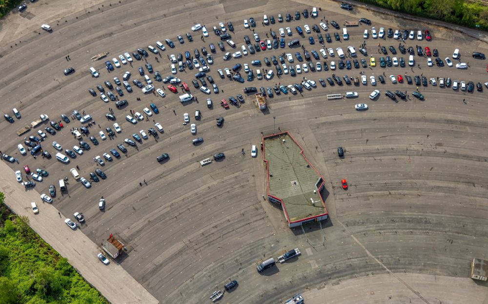 Essen from the bird's eye view: Place of a drive-in cinema and light theater DRIVE IN Autokino on street Sulterkamp in the district Bergeborbeck in Essen at Ruhrgebiet in the state North Rhine-Westphalia, Germany