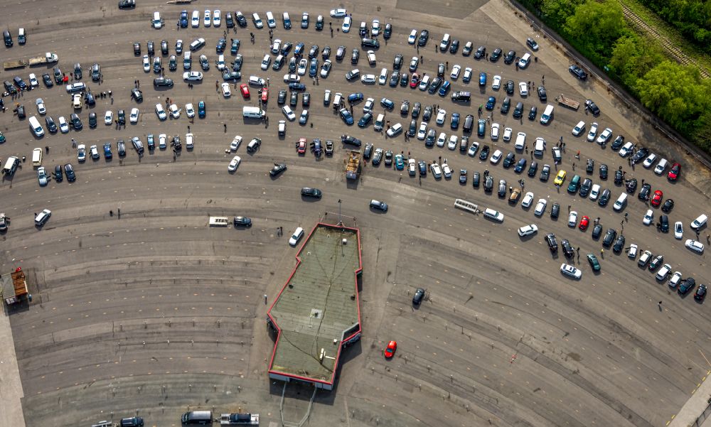 Aerial image Essen - Place of a drive-in cinema and light theater DRIVE IN Autokino on street Sulterkamp in the district Bergeborbeck in Essen at Ruhrgebiet in the state North Rhine-Westphalia, Germany