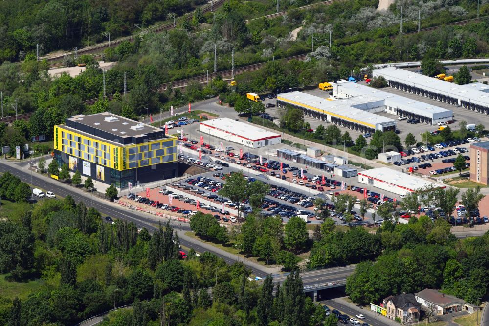 Aerial image Berlin - Parking lot and storage area for automobiles - cars and the car dealership building of the Autoland Berlin branch on the Alt-Friedrichsfelde street in the Marzahn district in Berlin, Germany