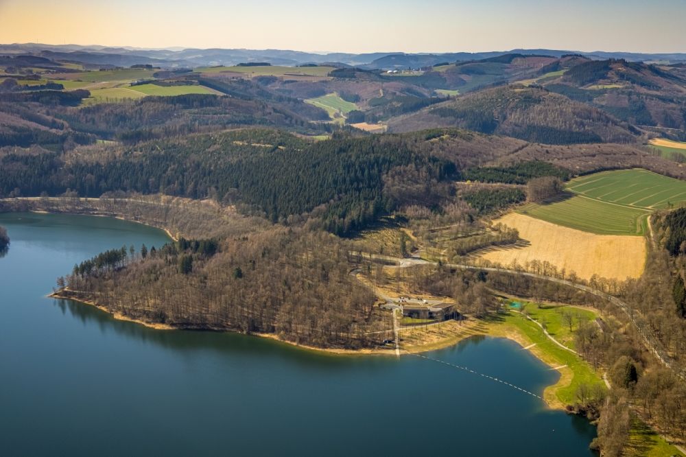 Meschede from above - Water surface at the bay at Hennesee Berghauser Bucht - Badestrand in Meschede at Sauerland in the state North Rhine-Westphalia, Germany