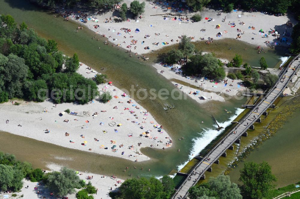 Aerial photograph München - Bathers look to cool off in summer on the banks of the river of the river Isar on street Flauchersteg in the district Sendling in Munich in the state Bavaria, Germany