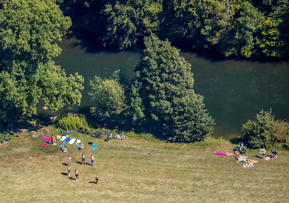 Aerial photograph Heessen - Bathers look to cool off in summer on the banks of the river of Lippe in Heessen in the state North Rhine-Westphalia, Germany