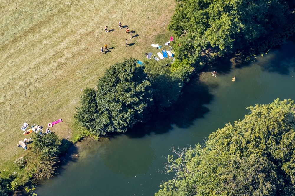 Heessen from above - Bathers look to cool off in summer on the banks of the river of Lippe in Heessen in the state North Rhine-Westphalia, Germany