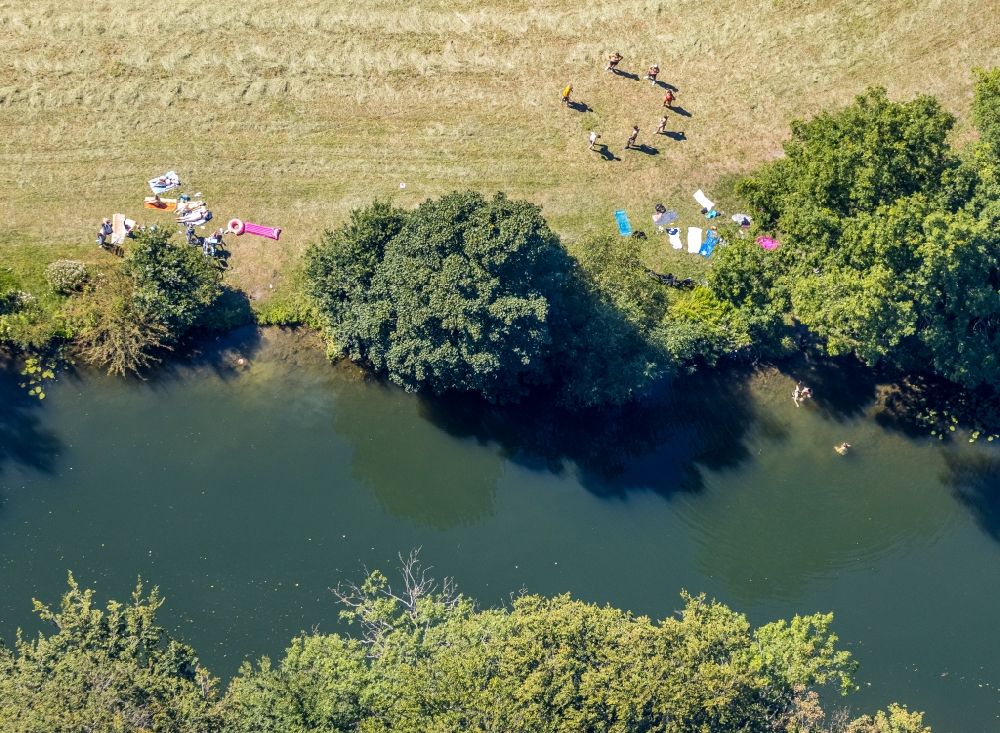Heessen from the bird's eye view: Bathers look to cool off in summer on the banks of the river of Lippe in Heessen in the state North Rhine-Westphalia, Germany