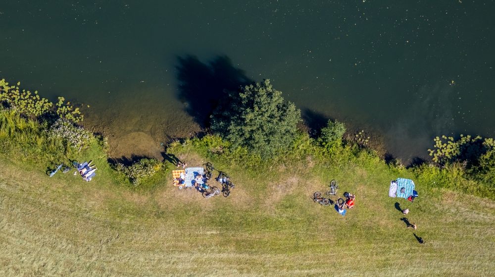 Aerial image Heessen - Bathers look to cool off in summer on the banks of the river of Lippe in Heessen in the state North Rhine-Westphalia, Germany