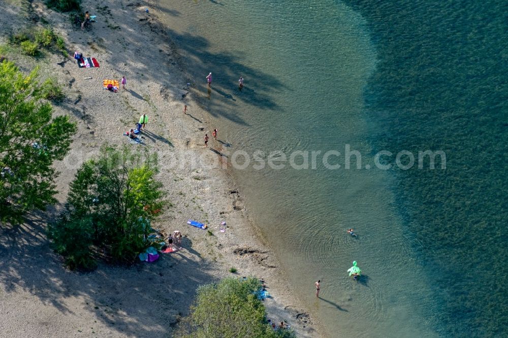 Leipzig from the bird's eye view: Bathers look to cool off in summer on the banks of the lake Kulkwitzer See in Leipzig in the state Saxony, Germany