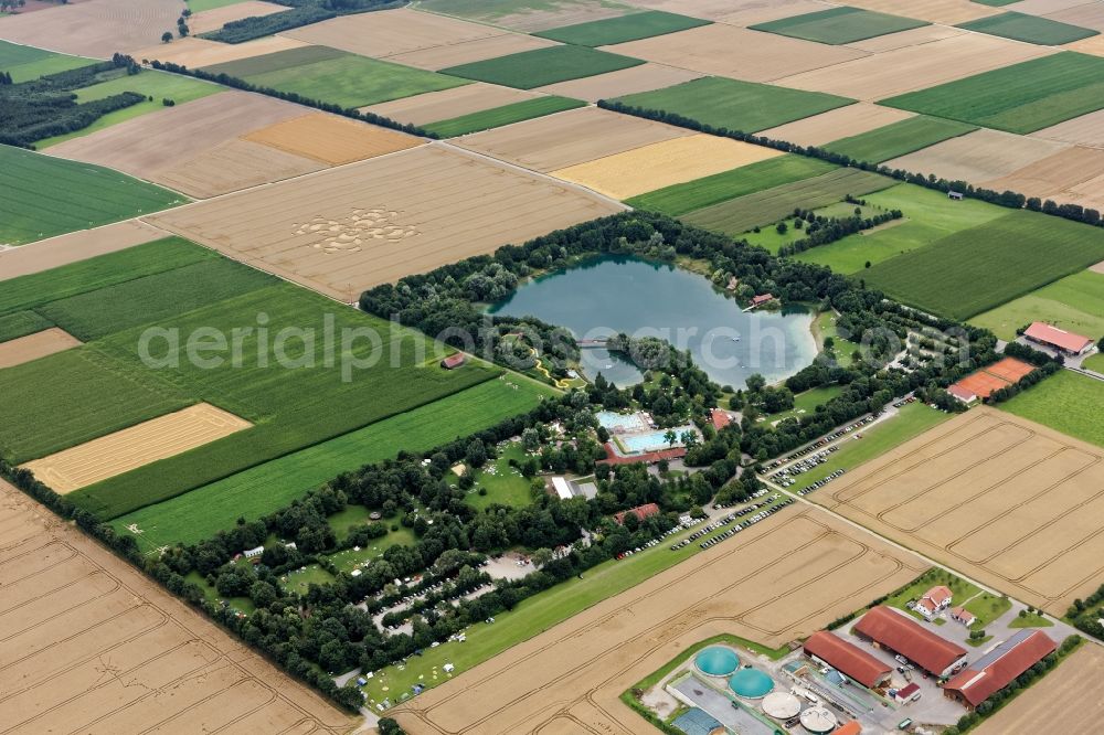Aerial image Mammendorf - Outdoor pool and amusement park Mammendorfer See near Fuerstenfeldbruck in the state of Bavaria, Germany. Mass influx of bathers on the beach and the shore area of a??a??the bathing lake and the sunbathing areas of the swimming pool with water slide