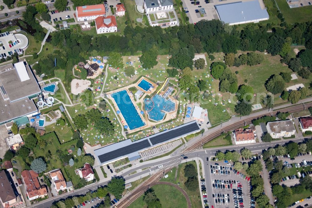Ettlingen from the bird's eye view: Bathers on the lawn by the pool of the swimming pool Albgau Freibad in Ettlingen in the state Baden-Wuerttemberg