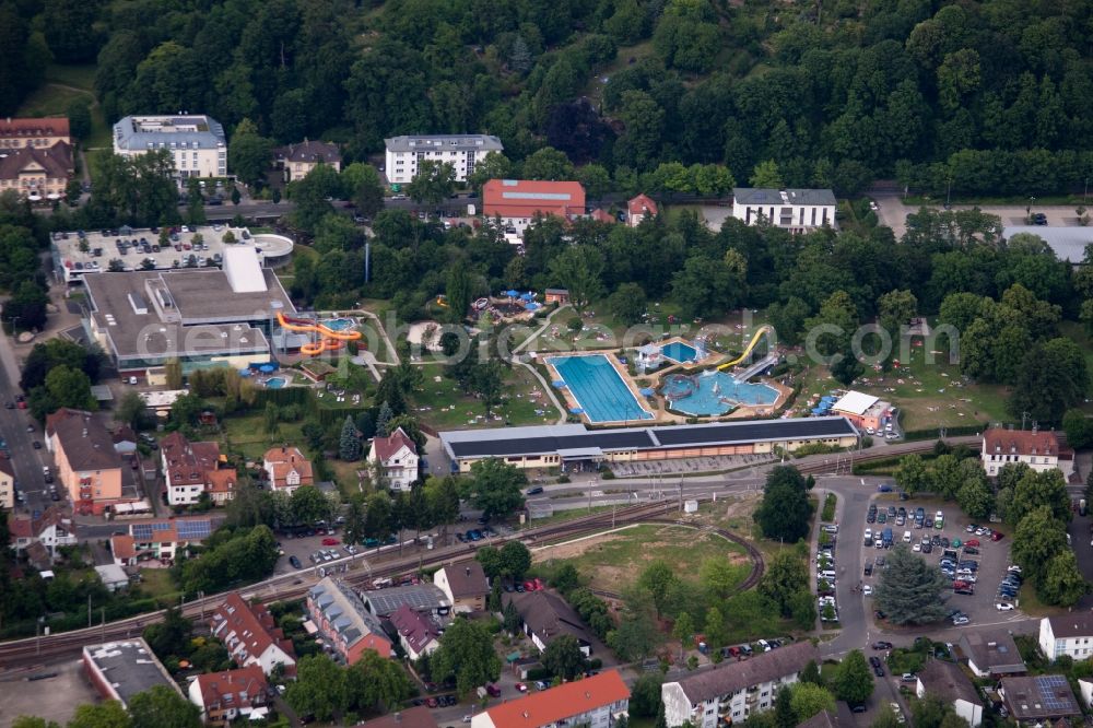 Aerial image Ettlingen - Bathers on the lawn by the pool of the swimming pool Albgau Freibad in Ettlingen in the state Baden-Wuerttemberg