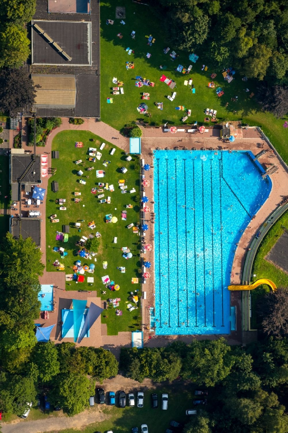 Aerial image Arnsberg - Badegaeste auf den Liegewiesen am Schwimmbecken des Freibades in Arnsberg in the state North Rhine-Westphalia