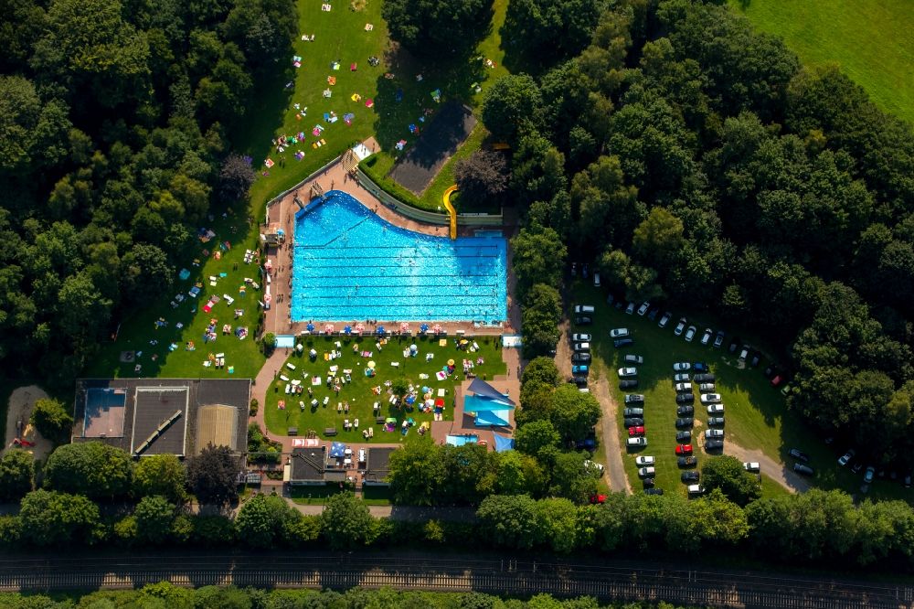 Aerial photograph Arnsberg - Badegaeste auf den Liegewiesen am Schwimmbecken des Freibades in Arnsberg in the state North Rhine-Westphalia