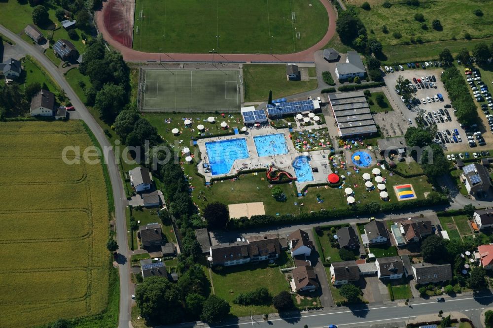 Aerial photograph Beverungen - Bathers on the lawn by the pool of the swimming pool Die Batze Erlebnisbad in Beverungen in the state North Rhine-Westphalia, Germany