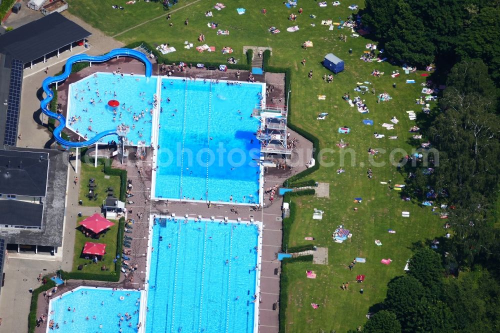 Aerial photograph Göttingen - Bathers on the lawn by the pool of the swimming pool Brauweg in Goettingen in the state Lower Saxony, Germany