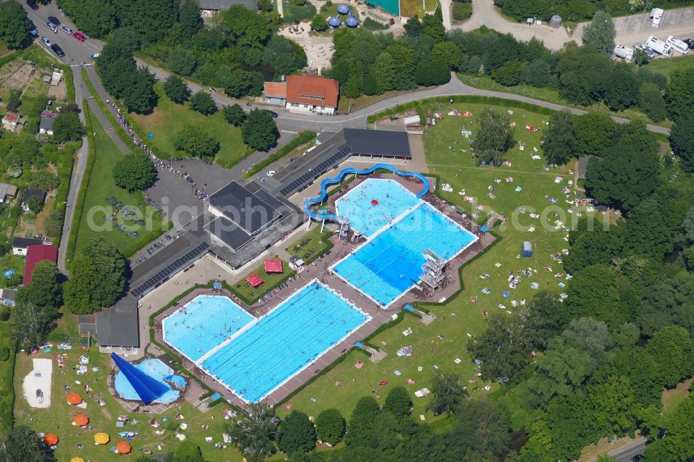 Göttingen from above - Bathers on the lawn by the pool of the swimming pool Brauweg in Goettingen in the state Lower Saxony, Germany