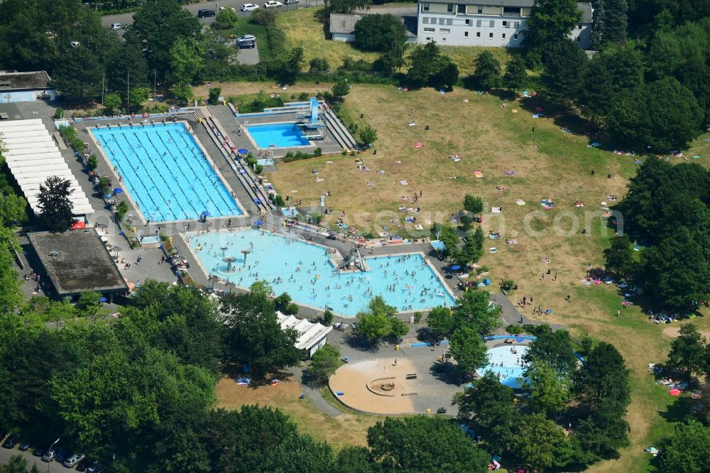Aerial photograph Bonn - Bathers on the lawn by the pool of the swimming pool Ennertbad on Holtorfer Strasse in Bonn in the state North Rhine-Westphalia, Germany