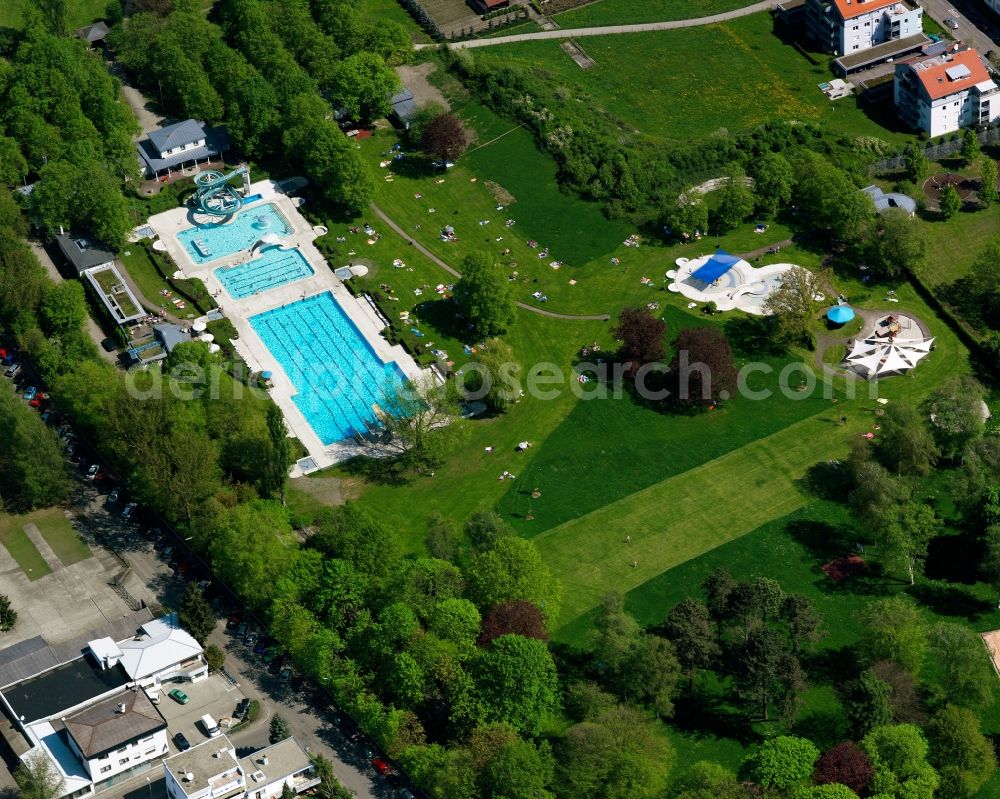 Göppingen from above - Bathers on the lawn by the pool of the swimming pool Freibad Goeppingen on the Maybachstrasse in Goeppingen in the state Baden-Wuerttemberg, Germany