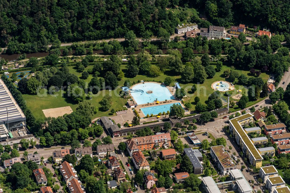 Aerial image Freiburg im Breisgau - Bathers on the lawn by the pool of the swimming pool in Freiburg im Breisgau in the state Baden-Wuerttemberg