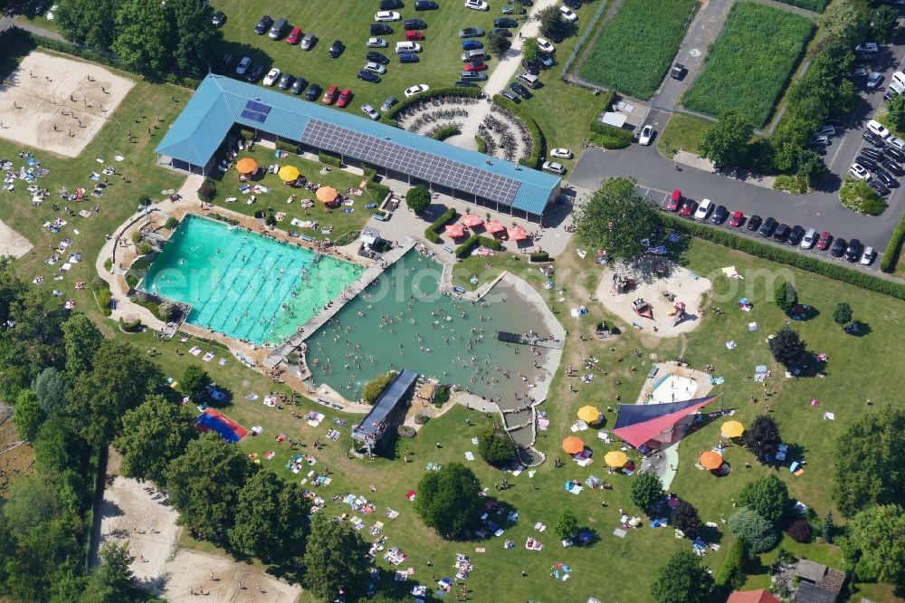 Göttingen from above - Bathers on the lawn by the pool of the swimming pool Grone in Goettingen in the state Lower Saxony, Germany